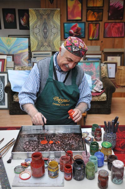 Suyun Renklerle Dansı Ebru / Hikmet Barutçugil