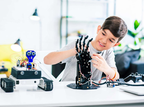 Eğitim Reformları ve Yüksek Teknoloji Üretimi İlişkisi / Dr. Emine Rabia Ersoy